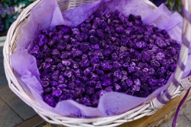 Hasır sepet içinde Lavanta banyo tuzu