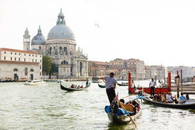 Venice, İtalya - 21 Temmuz 2017: Güzel mimari ve gondol Venedik, İtalya'üzerinde