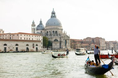 Venice, İtalya - 21 Temmuz 2017: Güzel mimari ve gondol Venedik, İtalya'üzerinde