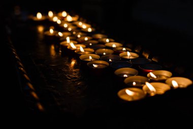 Karanlıkta yanan mumlar kare