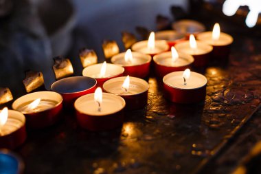 Karanlıkta yanan mumlar kare