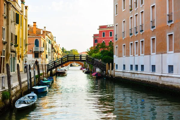 Los Canales Estrechos Son Famosos Típicos Venecia — Foto de Stock