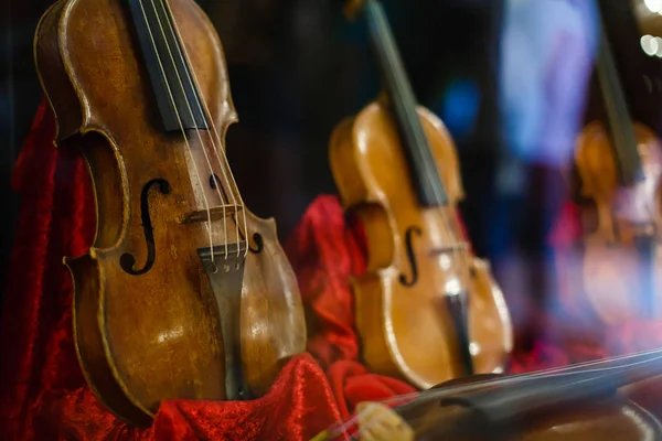 木製の背景にビンテージ スタイルでバイオリン — ストック写真