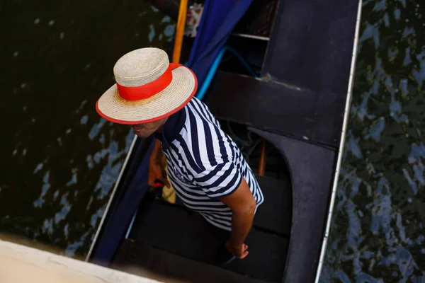 Frau Mit Hut Sitzt Auf Der Seebrücke — Stockfoto