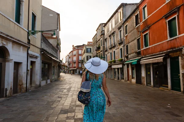 Женщина Синем Платье Белой Шляпе Идущая Улице Венеции Италия — стоковое фото
