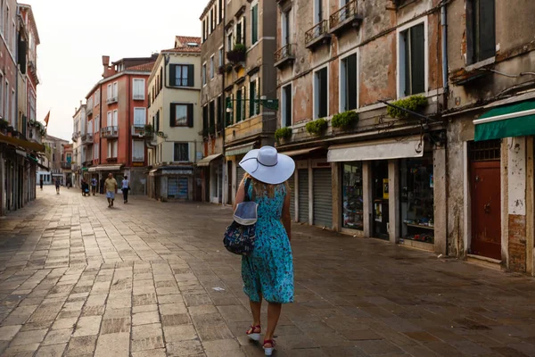 Mujer Con Vestido Azul Sombrero Blanco Caminando Por Calle Venecia — Foto de Stock
