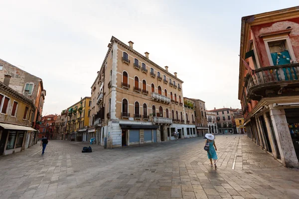 Mujer Con Vestido Azul Sombrero Blanco Caminando Por Calle Venecia — Foto de Stock