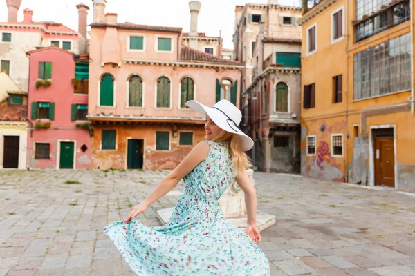 Femme Robe Bleue Chapeau Blanc Marchant Dans Rue Venise Italie — Photo
