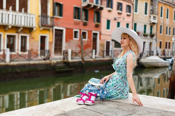 Κορίτσι Που Κάθεται Μια Προβλήτα Κοντά Στο Κανάλι Στη Βενετία — Φωτογραφία Αρχείου