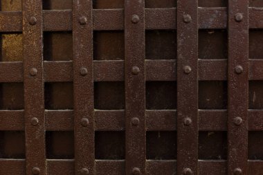 Grunge ve paslı çelik arka plan ile eski Iron gate 