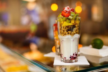 Meyve kokteyli: kivi, müsli ve yoğurt