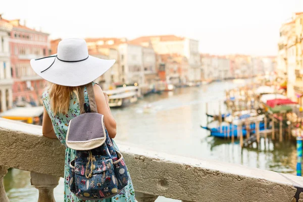 Kvinna Blå Klänning Och Hatt Promenader Gatan Venedig Italien Glad — Stockfoto
