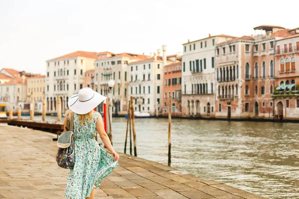 Туристическая Женщина Рюкзаком Венеции Италия Девушка Отпуске Улыбается Счастливой Гранд — стоковое фото