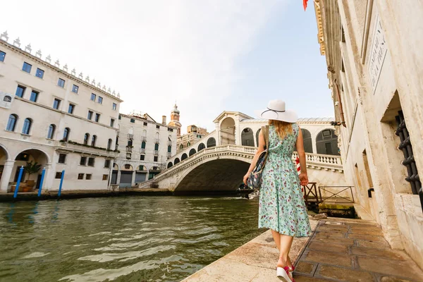 Frau Blauem Kleid Und Hut Auf Der Straße Venedig Italien — Stockfoto
