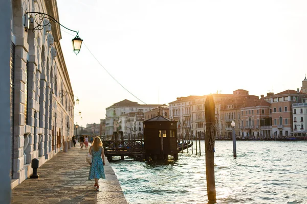 Viaggio Turistico Donna Con Zaino Venezia Italia Ragazza Vacanza Canal — Foto Stock