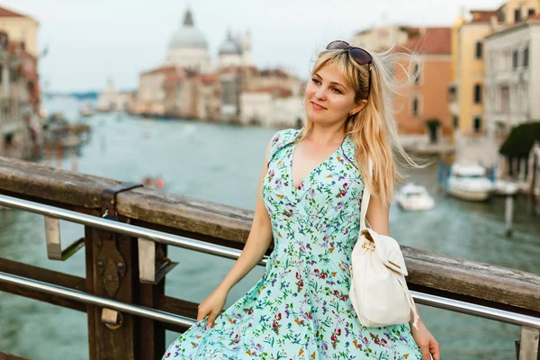 Красивая Хорошо Одетая Женщина Позирует Мосту Через Канал Венеции — стоковое фото
