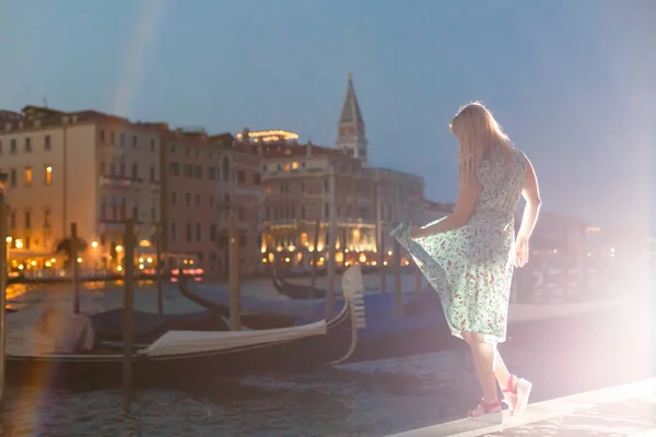 Frau Blauem Kleid Spaziert Der Nächtlichen Straße Venedig Italien — Stockfoto