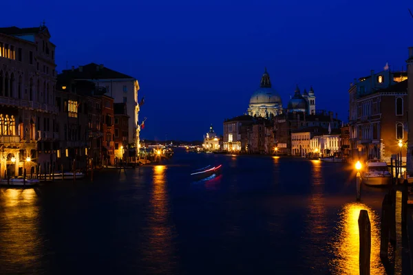 Venedig Nacht Stadtbild Großen Kanal Mit Gebäuden Und Berühmter Kirche — Stockfoto