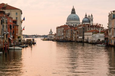 Venedik 'te gün doğumu, Pembe ton