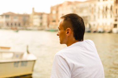 Adam arkası dönük oturuyor.