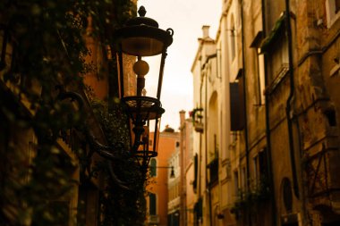 Şafakta dar bir sokakta fener