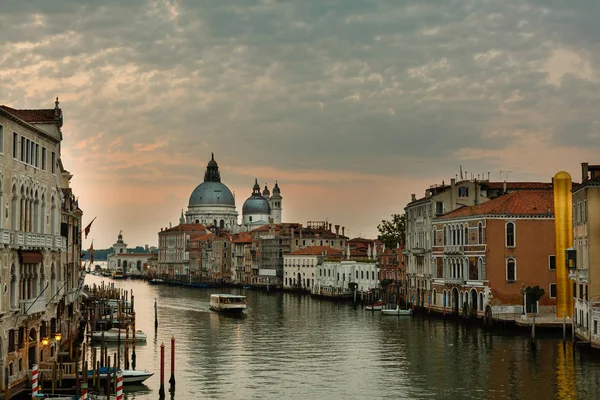 Бурхлива Хмарного Неба Над Каналом Венеції — стокове фото