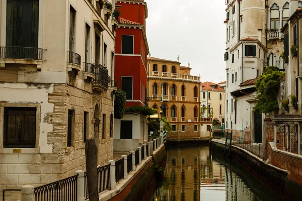 Smala Kanalen Och Gammal Arkitektur Venedig — Stockfoto