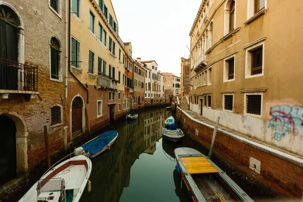 Smala Kanalen Och Gammal Arkitektur Venedig — Stockfoto