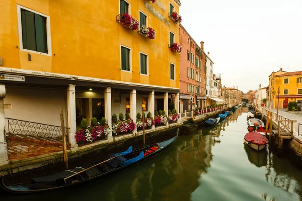 Smala Kanalen Och Gammal Arkitektur Venedig — Stockfoto