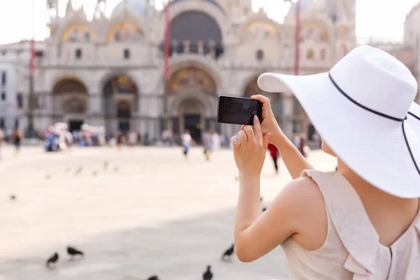 Красивая Молодая Женщина Фотографирующаяся Венеции Италия Площади Сан Марко — стоковое фото
