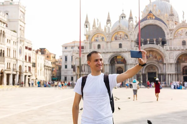 Man Making Selfie Standing Plaza San Marco Venice — Stock Photo, Image