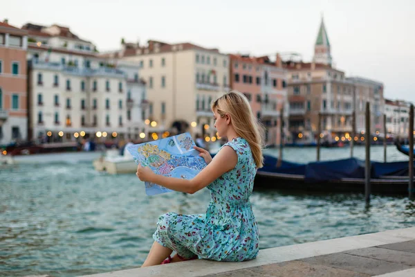 Junge Frau Schaut Auf Landkarte Venedig Italien — Stockfoto