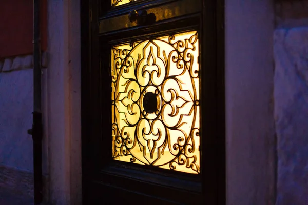 Camın Arkasından Kapıyı Parlayan Işık — Stok fotoğraf