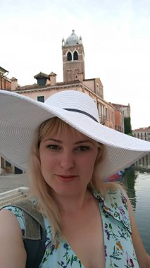 Selfie antik kenti sokakta yapma beyaz şapkalı genç kadın