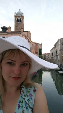 Selfie antik kenti sokakta yapma beyaz şapkalı genç kadın