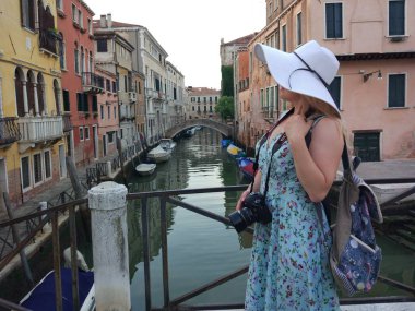 Beyaz şapkalı antik kentin fotoğrafını çekmek genç kadın