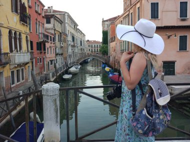 Beyaz şapkalı antik kentin fotoğrafını çekmek genç kadın