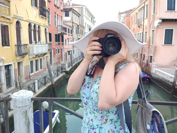 Junge Frau Mit Weißem Hut Fotografiert Antike Stadt — Stockfoto