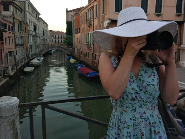 古代都市の写真を取って白い帽子の若い女性 — ストック写真