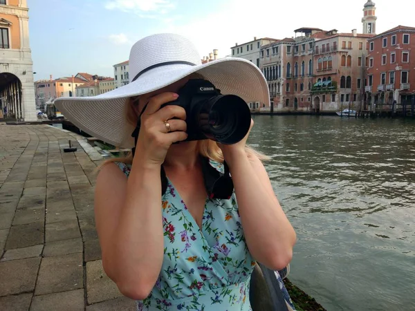 Giovane Donna Cappello Bianco Scattare Foto Città Antica — Foto Stock