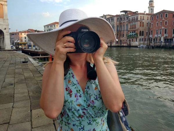 Giovane Donna Cappello Bianco Scattare Foto Città Antica — Foto Stock