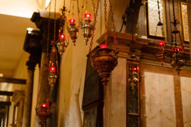 demir buhurdan kilisede simgesinin üzerinde asılı