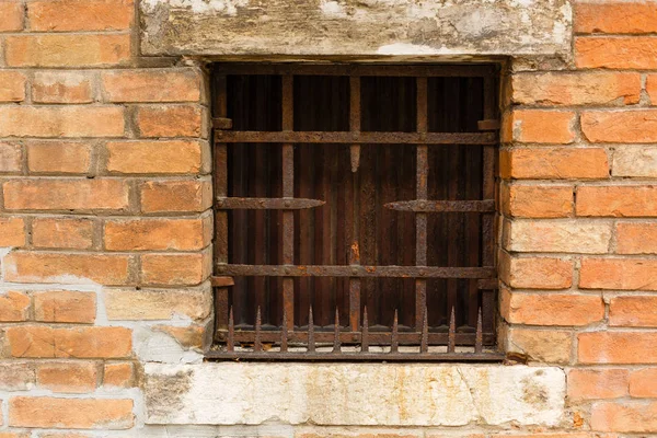 Fragmento Antigua Casa Ladrillo Abandonada Con Ventana Cerrada Detrás Rejas —  Fotos de Stock