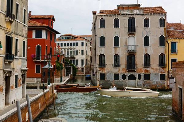 Båtar Mittemot Varandra Smal Kanal Venedig Trafikljus Venedig — Stockfoto