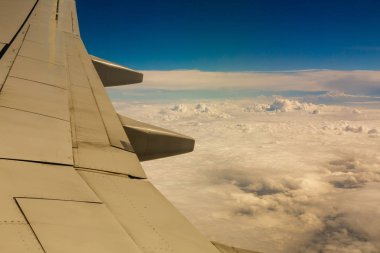 Kanat uçan uçağın arka planı gökyüzü ve bulutlar