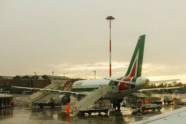 Venice Olaszország 2017 Július Nedves Kifutópálya Airport Szalag Sík Aszfaltozott — Stock Fotó