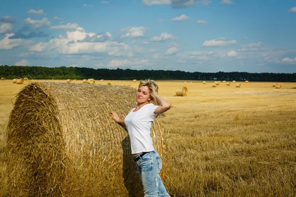 Jovem Para Desfrutar Fresco Com Campo Trigo Montanhoso Colhido Fardo — Fotografia de Stock