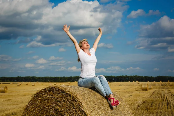 Glückliche Junge Frau Sitzt Auf Heuballen Unter Blauem Himmel — Stockfoto