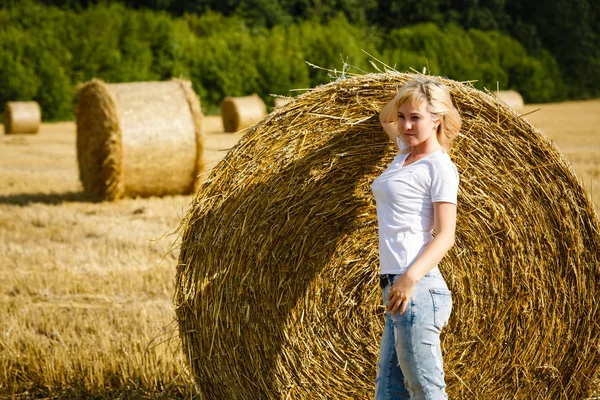 Bellezza Romantica Ragazza Bionda All Aperto Contro Pagliaio — Foto Stock