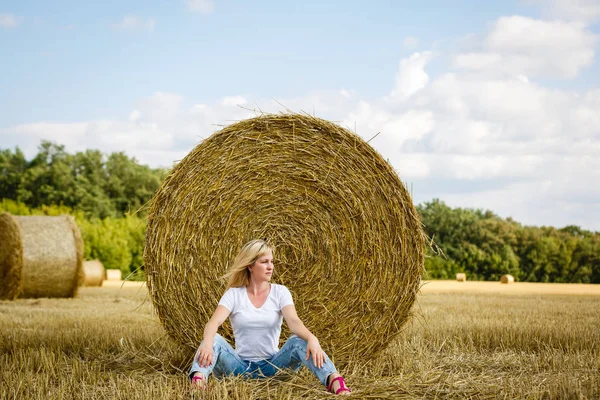 Bella Donna Nel Campo Grano Raccolto Agosto Una Giornata Sole — Foto Stock